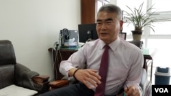 천안함 민군합동조사단 공동단장을 맡았던 박정이 동국대학교 석좌교수가 26일 VOA와 인터뷰를 하고 있다.