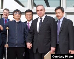 2012年5月，陈光诚在离开美国驻华大使馆前，同美国大使骆家辉、美国助理国务卿坎贝尔、副助理国务卿梅健华（右）等合影（美国驻北京大使馆新闻办公室）