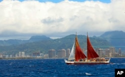 The Hokulea sailing canoe is seen off Honolulu, April 29, 2014. The Polynesian voyaging canoe is returning to Hawaii after a three-year journey around the world guided only by nature with navigators using no modern navigation to guide them. (File Photo)