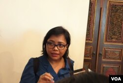 Ahli tata negara, Bivitri Susant,i usai menggelar konferensi pers bersama tokoh nasional di Jakarta, Jumat, 4 Oktober 2019. (Foto: Sasmito Madrim/VOA)