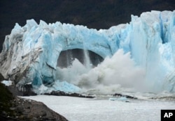 Chunks of ice break off the Perito Moreno Glacier in Lake Argentina at Los Glaciares National Park near El Calafate, in Argentina's Patagonia region, March 10, 2016. (AP Photo)