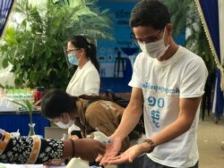 អ្នក​ចូលរួម​លាងសម្អាតដៃ​ដោយ​ទឹក​អាល់​កុល​ ក្នុងពិធីប្រារព្ធ​ទិវាសិទ្ធិមនុស្ស​អន្តរជាតិ​១០ធ្នូ​នៅ​មជ្ឈ​មណ្ឌល​សម្ព័ន្ធ​ភាព​ការងារ​ និង​សិទ្ធិមនុស្ស នា​ទីក្រុង​ភ្នំពេញ​ ថ្ងៃទី​១០ ខែ​ធ្នូ ឆ្នាំ​២០២០។ (ហ៊ុល រស្មី​/វីអូអេ)​