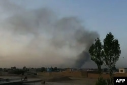 Asap mengepul ke udara setelah militan Taliban melancarkan serangan ke ibukota provinsi Afghanistan, Ghazni, 10 Agustus 2018. (Foto: videograb AFPTV)