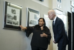 Michelle Brown-Burdex, program koordinator Greenwood Cultural Center, menemani Presiden Joe Biden meninjau Greenwood Cultural Center untuk menandai peringatan 100 tahun pembantaian massal di Tulsa, Selasa, 1 Juni 2021.