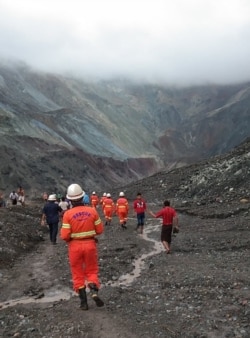 帕敢一玉石矿发生山体滑坡后，救援人员试图寻找幸存者。
