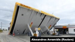 Srušen krov benzinske pumpe u selu Potidea