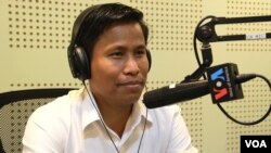 លោក យឿង សុធារ៉ា សមាជិកក្រុមអ្នកវិភាគឯករាជ្យវ័យក្មេង​នៃបណ្តាញ«​កាហ្វេ​នយោបាយ‍» Politikoffee ចូល​រួម​ជា​វាគ្មិនពិភាក្ស​អំពី «ឱកាសសម្រាប់អ្នកដឹកនាំខ្មែរជំនាន់ក្រោយនៅក្នុងការបោះឆ្នោតឆ្នាំ២០១៧/១៨» នៅ​ក្នុង​កម្មវិធី Hello VOA កាល​ពី​ថ្ងៃ​ច័ន្ទ​ទី២៩ ខែ​កុម្ភៈ ឆ្នាំ​២០១៦។ (លឹម សុធី/VOA)