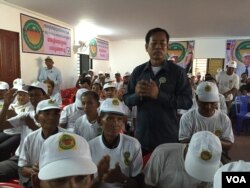 អ្នកគាំទ្រ​គណបក្ស​សំបុក​ឃ្មុំ​សង្គម​ប្រជា​ធិបតេយ្យ​ចូលរួម​ពិធី​សមាជ​វិសាមញ្ញ​នេះ ធ្វើ​ឡើង​នៅ​ថ្ងៃ​ទី​១២​ ខែ​ធ្នូ​ ឆ្នាំ​២០១៥នៅ​ឯ​ទីស្នាក់ការ​កណ្តាល​គណបក្ស​ ស្ថិត​នៅ​ក្នុង​សង្កាត់​ស្ទឹង​មាន​ជ័យ​ ខ័ណ្ឌ​មានជ័យ រាជធានី​ភ្នំពេញ។ (ហ៊ុល រស្មី/VOA)