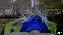 Teknik interogasi dengan 'waterboarding' yang dipakai oleh CIA (foto: ilustrasi).