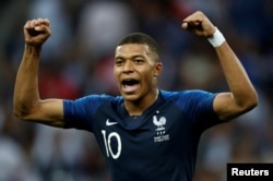 킬리안 음바페 프랑스 축구 국가대표 선수가 지난 15일 2018 러시아 월드컵 결승전에서 골을 넣은 후 기뻐하고 있다.