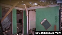 დაწყებითი სკოლის შენობა ნიქოზში, დაბომბვის შემდეგ. 2008 წლის აგვისტო