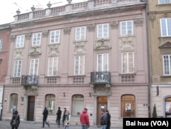 许多世界名人都出自波兰。华沙街头的居里夫人纪念馆。（美国之音白桦拍摄）