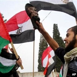Des Palestiniens manifestant à Gaza contre le président Moubarak