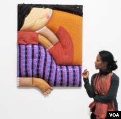 Pengunjung mengamati karya perupa Maria Indria Sari yang berjudul 'Trapped In A Form #1'.