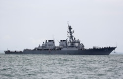 រូបឯកសារ៖ នាវា​ពិឃាដ​អាមេរិក​ដែល​បំពាក់​ដោយ​មីស៊ីល​បញ្ជា​ USS John S. McCain នៅក្នុង​ដែនទឹក​ប្រទេស​សិង្ហបុរី កាលពី​ថ្ងៃទី២១ ខែសីហា ឆ្នាំ២០១៧។