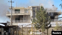 Pasukan keamanan Afghanistan mengelilingi Bank Kabul yang diserang oleh Taliban di provinsi Helmand, Desember 2014.