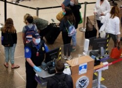 Petugas Administrasi Keamanan Transportasi (TSA) menangani pengamanan bandara pasca tragedi 9/11.