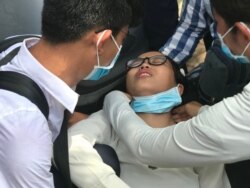 យុវតី​មួយ​រូប​កញ្ញា ជា គន្ធីនរក​កល់​ខ្យល់គរ​ ដោយ​ការរុញ​ច្រាន​រវាង​កងសន្តិសុខ និង​ក្រុម​អ្នកតវ៉ា នៅ​ទីក្រុង​ភ្នំពេញ​ ថ្ងៃទី​៥ ខែសីហា​ ឆ្នាំ​២០២០។ (ហ៊ុល រស្មី​/វីអូអេ)​