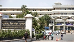 រូបឯកសារ៖ ប្រជាពលរដ្ឋ ដើរ​នៅ​ខាងមុខ​មន្ទីរពេទ្យ​មិត្តភាព​ខ្មែរ​សូវៀត នៅ​រាជធានី​ភ្នំពេញ កាលពី​ថ្ងៃទី១១ ខែមីនា ឆ្នាំ២០២១។ (រូបថត​ដោយ ព្រីង សំរាំង)