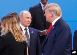 도널드 트럼프 미국 대통령과 블라디미르 푸틴 러시아 대통령이 30일 주요20개국(G20) 정상회의가 열리는 아르헨티나 부에노스 아이레스 코스타 살게로 센터에서 기념촬영을 준비하고 있다.