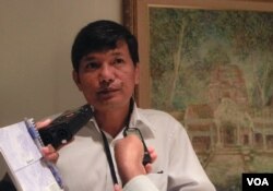 រូបឯកសារ៖ លោក​សៀ ភារម្យ នាយក​លេខាធិការ​ដ្ឋាន​ក្រុម​ការងារ​ពិសេស​សិទ្ធិ​លំនៅដ្ឋាន​ ផ្តល់​បទ​សម្ភាសន៍​ដល់​អ្នក​សារព័ត៌មានអំពី​ស្ថានភាព​អភិវឌ្ឍលំនៅ​ឋាន​នៅកម្ពុជា នៅ​រាជធានី​ភ្នំពេញ នៅថ្ងៃទី​២៧ ខែ​មិថុនា​ ឆ្នាំ២០១៧​។ (ខាន់​ សុគុំមនោ/VOA)