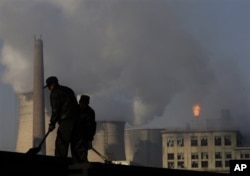 Menara pendingin pembangkit listrik dan pabrik kimia di China. (Foto: AP)