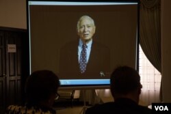 លោកCharles Twining អតីតឯកអគ្គរដ្ឋទូតសហរដ្ឋអាមេរិកប្រចាំកម្ពុជា ថ្លែងតាមវីដេអូក្នុងឧកាសរំលឹកខួប២៥ឆ្នាំនៃការចុះហត្ថលេខាសន្ធិសញ្ញាទីក្រុងប៉ារីស នៅថ្ងៃ ព្រហស្បត៍ ទី២០ ខែតុលា ឆ្នាំ២០១៦ នារាជធានីភ្នំពេញ។ (ឡេង ឡែន/VOA)