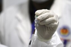 ការ​ចាក់​វ៉ាក់សាំង​បង្ការ​ជំងឺ​កូវីដ១៩​ ស៊ីណូហ្វាម នៅ​ភ្នំពេញ​ ថ្ងៃ​ទី១០​ ខែ​កុម្ភៈ​ ឆ្នាំ​២០២១​។ (ហ៊ាន សុជាតា/វីអូអេ)