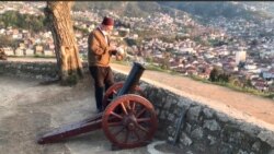 Tobdžija Adil Babić priprema se za prvi pucanj iz topa u ramazanu 2021.