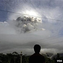 Presiden Yudhoyono tiba di barak pengungsi Merapi di Sleman, hanya beberapa menit setelah Merapi menyemburkan awan panas 3 November 2010.