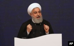 하산 로하니 이란 대통령이 17일 이란 페르시안 걸프의 사우스 파스 가스전에서 열린 프로젝트 출범식에서 연설하고 있다.