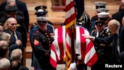 Počasna garda iznosi kovčeg iz Nacionalne katedrale u Vašingtonu