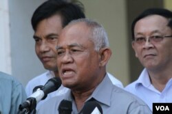 រូបឯកសារ៖ លោក​ ប៉ុល ហំម​ ប្រធាន​គណៈកម្មាធិការ​នាយក​គណបក្ស​សង្គ្រោះជាតិ​មាន​ប្រសាសន៍​នៅ​ក្នុង​អង្គ​សន្និសីទកាសែត​នៅទីស្នាក់​ការ​កណ្ដាលគណបក្ស​សង្គ្រោះជាតិ​នៅ​ថ្ងៃ​ព្រហស្បតិ៍ ​ទី​២ ខែ​មិថុនា ឆ្នាំ២០១៦។ (ឡេង ឡែន/VOA)