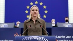 러시아 야권 운동가 알렉세이 나발니 씨의 딸 다리아 씨가 15일 유럽의회에서 사하로프 인권상을 대리 수상하며 소감을 밝히고 있다.