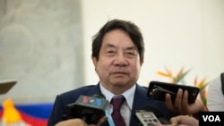 ឡេង ប៉េងឡុង អ្នកនាំពាក្យព្រឹទ្ធសភាកំពុងផ្តល់បទសម្ភាសន៍ជាមួយអ្នកសារព័ត៌មានបន្ទាប់ពី ក្នុងសម័យប្រជុំពេញអង្គលើកទី១ នីតិកាលទី៦ នៅព្រឹកថ្ងៃពុធទី០៥ កញ្ញា ឆ្នាំ ២០១៨។ (ទុំ ម្លិះ/VOA)