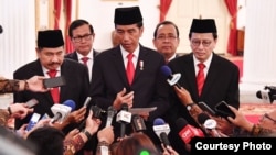 Presiden Joko Widodo memberikan keterangan usai melantik pimpinan PPATK yang baru di Istana Negara Jakarta Rabu, 26 Oktober 2016. (Foto: Biro Pers Kepresidenan).