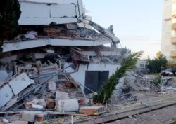 Srušena zgrada u Draču (Foto: AP)