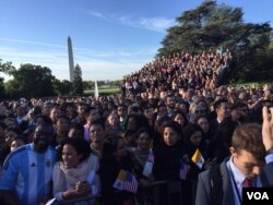 Crowds wait to see Pope Francis at the White House, Sept. 23, 2015. (A. Pande/VOA)