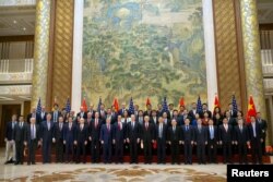 美中贸易谈判代表团成员在北京钓鱼台国宾馆合影(2019年2月15日)