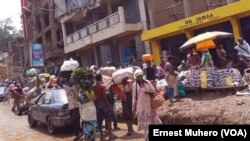 Les femmes vendeuses ambulantes à Bukavu, Sud-Kivu, RDC, 24 février 2017. (VOA/Ernest Muhero)