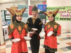 Alya Lawindo bersama orangtua, Muhammad Afdal dan Nani Afdal, pendiri sanggar Rumah Gadang USA. (Photo courtesy: Muhammad Afdal)