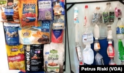 Beberapa contoh sampah plastik kemasan produk dari luar negeri yang diambil dari sejumlah tempat pembuangan sampah plastik di Jawa Timur. (Foto: Petrus Riski/VOA)