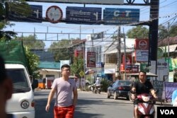 ផ្លូវ​មួយ​ក្នុង​ក្រុង​ព្រះសីហនុ នៅ​ជិត​ឆ្នេរ​អូ​ឈឺទាល ដែល​ជា​កន្លែង​សំបូរ​ទៅ​ដោយ​ភ្ញៀវទេសចរ​អន្តរជាតិ​ស្នាក់នៅ (ស៊ុន ណារិន/VOA)