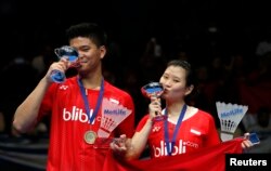 Debby Susanto (kana) dan Praveen Jordan merayakan kemenangan dalam laga ganda campuran turnamen All England di Birmingham, Inggris, 14 Maret 2016. (Foto: Reuters)