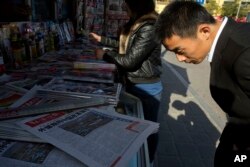 中国人在报刊亭浏览。中国印刷业发达，报刊众多