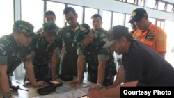 Evaluasi bersama dilakukan tim SAR udara di Lanud Silas Papare, sementara tim SAR darat di Koramil Oksibil. (Foto: Kapendam Cendrawasih, Papua)