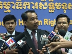 រូបឯកសារ៖ លោក កែវ រ៉េមី ប្រធាន​គណៈកម្មាធិការ​សិទ្ធិ​មនុស្ស និយាយ​ជាមួយ​អ្នកសារព័ត៌មាន​ក្រោយ​ជំនួប​ជាមួយ​លោកស្រី រ៉ូណា ស្មីត (Rhona Smith) អ្នក​រាយការណ៍​ពិសេស​អ.ស.ប​ស្ដីពី​សិទ្ធិមនុស្ស​នៅ​កម្ពុជា នៅ​ថ្ងៃទី៨ ខែសីហា ឆ្នាំ២០១៧។ (កាន់ វិច្ឆិកា/វីអូអេ)