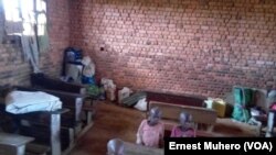 Des enfants des déplacés dans une salle de classe à l'école primaire Mwangaza qui leur sert de logis, en RDC, le 3 mai 2017. (VOA/Ernest Muhero)