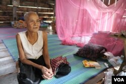 លោកយាយ សៀង ឃឿន និងកន្លែងលោកយាយសម្រាន្ត។ លោកយាយពេលខ្លះទៅសម្រាន្តនៅវត្ត ក្បែរផ្ទះរបស់លោកយាយ កាលពីថ្ងៃទី៧ ខែមករា ឆ្នាំ២០១៨។ (ស៊ុន ណារិន/VOA)