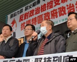 支联会主席司徒华在法庭外发表讲话